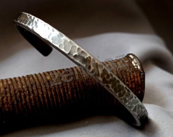 Handgjort rustikt titanmanschettarmband, hypoallergent