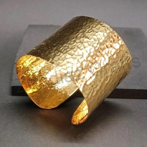 Gehämmerte Breite Silber Armspange aus Messing, Kupfer ,Aluminium, 24 Karat vergoldet, oder Neusilber.