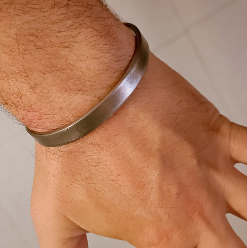 Bracciale in titanio, robusto ampio, rustico forgiato a mano, patina, bracciale da uomo in titanio fatto a mano, regalo per gli uomini immagine 2