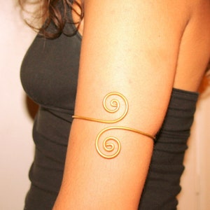 Upper arm cuff arm band spiral handmade made of brass, aluminium, german silver or sterling silver 925 wire. image 5