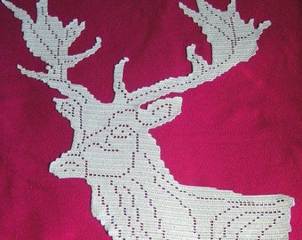 Napperon décoratif au crochet . Tête de cerf. Fait main en coton beige. Decorative crochet placemat . Deer head. Handmade in beige cotton.