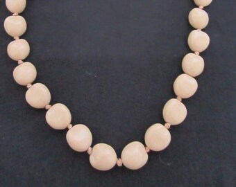 Collier grosses perles de bakélite beige dites "Coeur de Pigeon ". Collier année 1960. Beige Bakelite Beads Necklace .