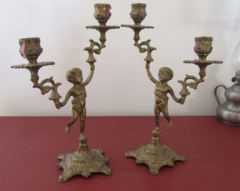 Paire de chandeliers ,bougeoirs chérubins putto 2 feux. XIXe siècle en laiton.