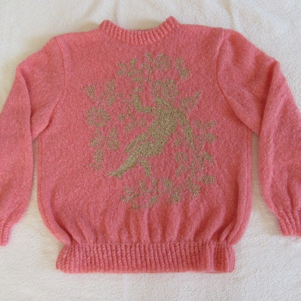 Pull femme motif romantique , ange et fleurs or sur fond rose. Tricot fait main création neuve. women’s pink and gold knit sweater