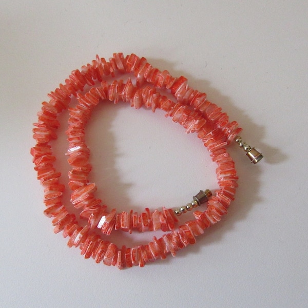 Collier ras de cou en pavés de mosaïque de verre. Couleur rose corail. Round necklace in glass mosaic tiles. Coral pink color