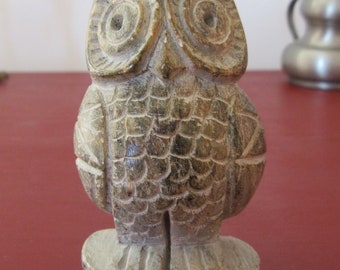 Statuette figurine Chouette ou Hibou en pierre naturelle taillée.