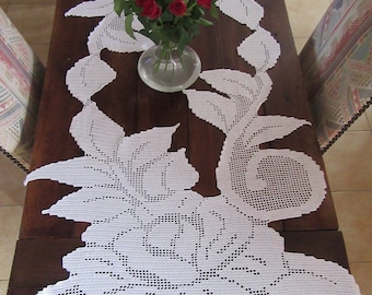 Nappe, centre de table, chemin de table ,au crochet en coton blanc. fait main.