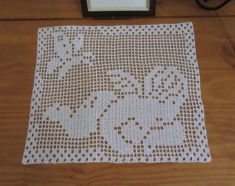 Napperon au crochet " Angelot et papillon " en coton . Fait main. Cotton " cherub and butterfly " crochet doily . Handmade .