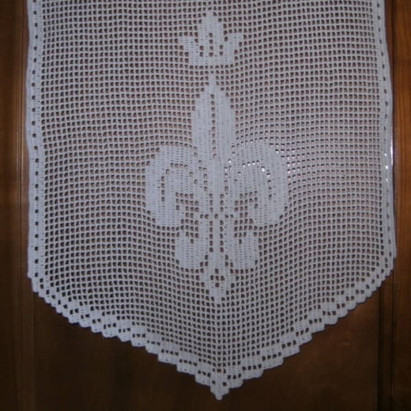 Rideau long voilage , fleurs de lys couronnées  au crochet  fait main en coton blanc. Curtain in the Royal hook France Hand-made