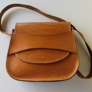 Sac cuir, besace, sacoche à bandoulière. Cousu main. Vintage classique . Leather bag, besace, shoulder bag. Hand sewn. Vintage classic.