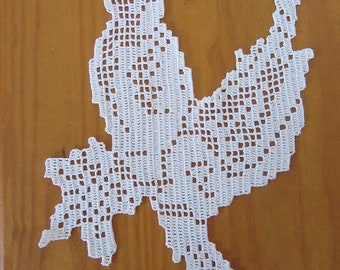 Birds Sparrows theme decorative placemat, crocheted in white cotton. Birds theme decorative doily white cotton crochet.