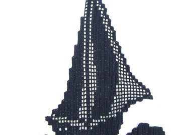 Napperon décoration marine voilier. Dentelle de crochet fait main. Doily marine decoration sailboat. Handmade crochet lace.
