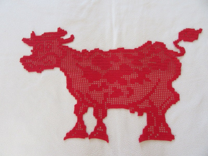 Napperon Au Crochet Vache Rigolote en Coton Rouge. Fait Main. Neuf. Funny Red Cotton Doily. Handmade