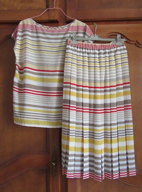 Summer blouse and pleated skirt set. Size 40 FR.
