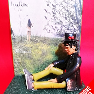 Statuina-Action Figures LUCIO BATTISTI with background cover love and not Love