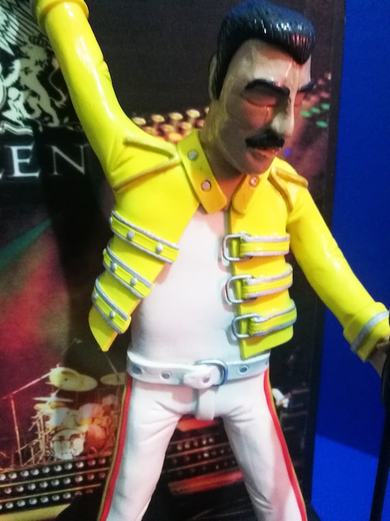 Freddie Mercury フィギュア Amazon.com: Bandai Tamashii Nations Freddie Mercury 