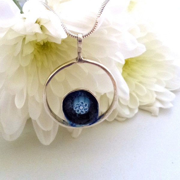 ダークブルーのエナメルカーブディスクがはめ込まれたラウンドスターリングシルバーペンダント。オーダーメイド、手作り、誕生日プレゼント