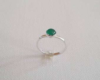 Vibrant Green Onyx ring,  Sterling Silver ring, Stacking ring, Midi ring, green cats eye ring, Gift for her, Birthday Gift, Anniversary Gift