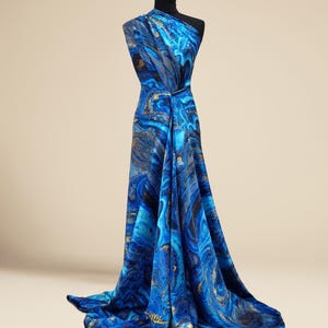 Satén de seda morera azul y dorado abstracto: estampado artístico italiano para prendas llamativas. imagen 9