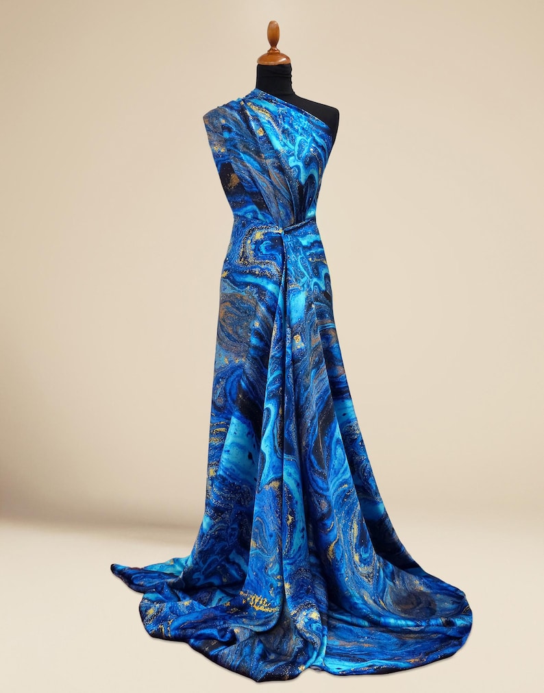 Satén de seda morera azul y dorado abstracto: estampado artístico italiano para prendas llamativas. imagen 9
