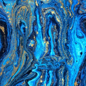 Puede incluir: Fondo abstracto de m&aacute;rmol azul y dorado con patrones en espiral y brillo.