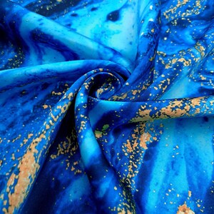 Puede incluir: Tela azul y dorada con un patr&oacute;n de m&aacute;rmol. La tela es suave y sedosa.