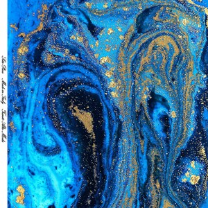 Puede incluir: Patr&oacute;n abstracto de m&aacute;rmol azul y dorado con un dise&ntilde;o de remolino fluido. El fondo es azul oscuro con acentos y motas doradas.