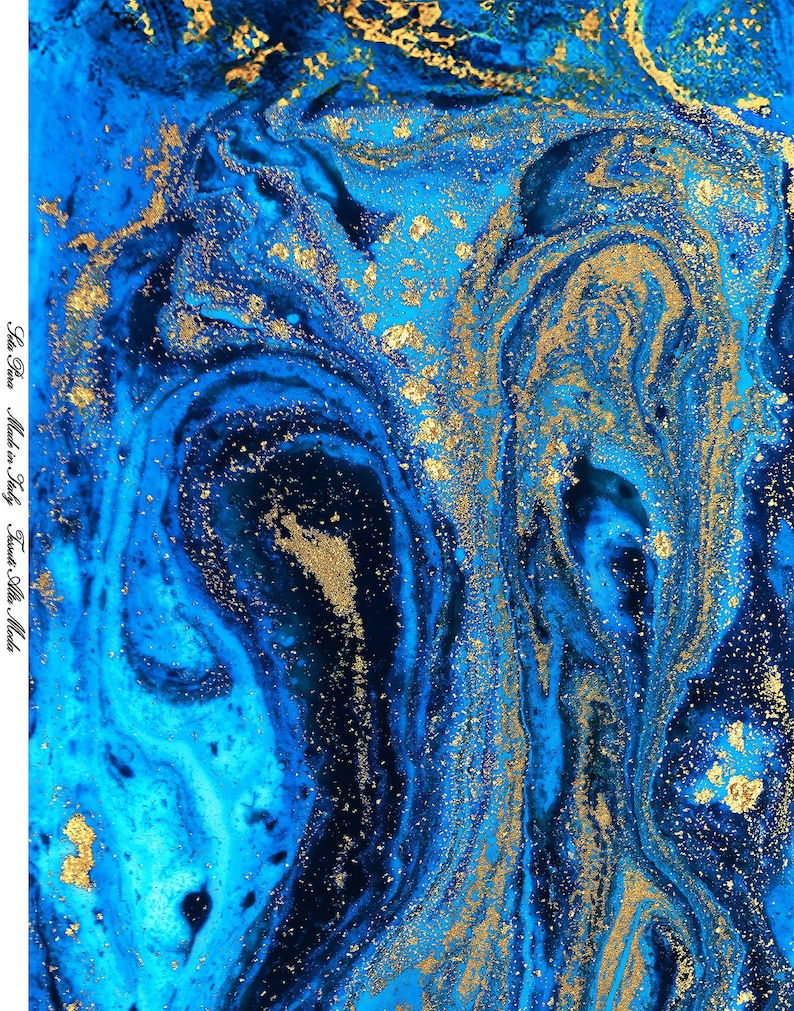 Puede incluir: Patr&oacute;n abstracto de m&aacute;rmol azul y dorado con un dise&ntilde;o de remolino fluido. El fondo es azul oscuro con acentos y motas doradas.