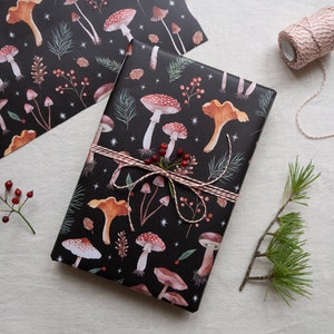 Carta da regalo con funghi di Natale - Carta da regalo di Natale - Motivo botanico - Funghi, ramoscelli e bacche - Nero