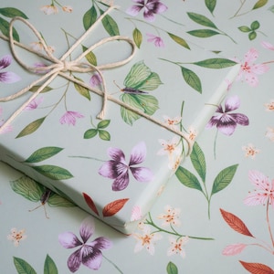 Carta da regalo con fiori e farfalle primaverili - Motivo botanico - Confezione regalo floreale riciclabile