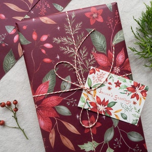 Carta da regalo natalizia - Motivo botanico - Poinsettia, skimmia e altri rami - Rosso, verde e oro