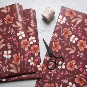 Papier d’emballage floral pour la Saint-Valentin - Motif botanique - Emballage cadeau fleuri - coquelicots et coeurs