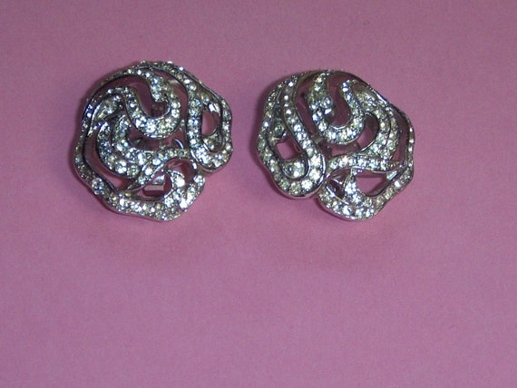 TRIFARI Earrings (217) of ear signed TRIFARI, "lab