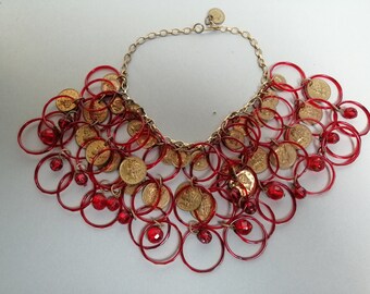 Collier (268)pendentifs, à sequins dorés et anneaux en verre rouge,  Hollywood Mood,  années 1950's