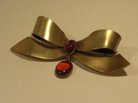 JOSEFF OF HOLLYWOOD Brooch (125) knot, ruby heart,