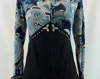Op de afbeelding: Een lang mouw shirt met paisley print in zwart en blauw met een zwarte rits en strass. Het shirt heeft een zwarte kraag en manchetten.