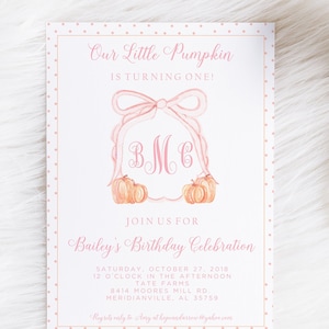 Op de afbeelding: Een roze en witte uitnodiging met een pompoenthema. De uitnodiging luidt "Our Little Pumpkin is turning one!" en bevat het monogram "BMC". De uitnodiging is voor een verjaardagsfeest op 27 oktober 2018, om 12 uur 's middags op Tate Farms, 8414 Moores Mill Rd, Meridianville, AL 35759.