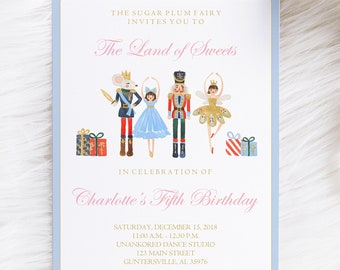 Puede incluir: Una tarjeta de invitación azul claro con fondo blanco. La tarjeta presenta una ilustración de un Cascanueces, una bailarina y un rey ratón. El texto en la tarjeta dice "The Sugar Plum Fairy invites you to The Land of Sweets in celebration of Charlotte's Fifth Birthday".