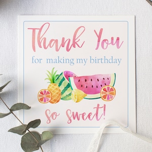 K&ouml;nnte beinhalten: Eine Dankeskarte mit einer Aquarell-Illustration von Fr&uuml;chten, darunter Wassermelone, Ananas und Zitronen. Der Text auf der Karte lautet: "Vielen Dank, dass du meinen Geburtstag so s&uuml;&szlig; gemacht hast!"
