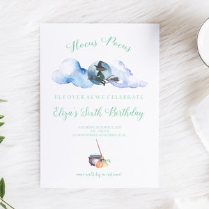Könnte beinhalten: Eine Einladung zu einer Hocus Pocus-Motto-Geburtstagsparty mit einer Aquarell-Illustration einer Hexe, die auf einem Besen vor einem Vollmond fliegt. Der Text lautet "Hocus Pocus", "Fly Over As We Celebrate", "Eliza's Sixth Birthday", "Saturday, October 21, 2023", "4:00 - 6:00 PM", "123 Mainstreet, Gunterville, AL", und "Come dressed in costume!"