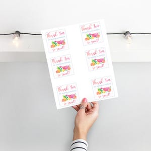 K&ouml;nnte beinhalten: Sechs quadratische Dankesch&ouml;n-Etiketten mit einem Aquarell-Design aus Fr&uuml;chten, darunter Wassermelone, Ananas und Orangen. Der Text auf den Etiketten lautet "Vielen Dank, dass du meinen Geburtstag so s&uuml;&szlig; gemacht hast!"