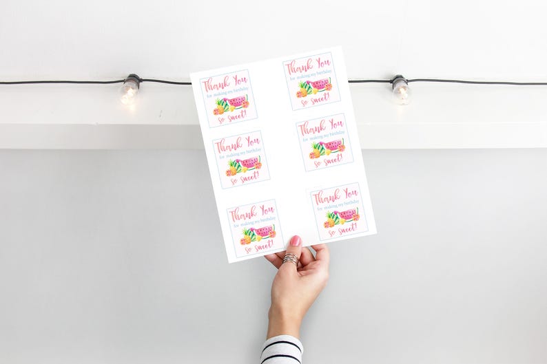 K&ouml;nnte beinhalten: Sechs quadratische Dankesch&ouml;n-Etiketten mit einem Aquarell-Design aus Fr&uuml;chten, darunter Wassermelone, Ananas und Orangen. Der Text auf den Etiketten lautet "Vielen Dank, dass du meinen Geburtstag so s&uuml;&szlig; gemacht hast!"