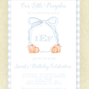 Op de afbeelding: Een uitnodiging voor een verjaardagsfeestje op een blauw-witte gingham-print. De uitnodiging luidt "Our Little Pumpkin is turning one!" en bevat het monogram van het kind "IEF" met een blauwe strik en pompoenen. De uitnodiging bevat details over de datum, tijd, locatie en contactgegevens van het feest.