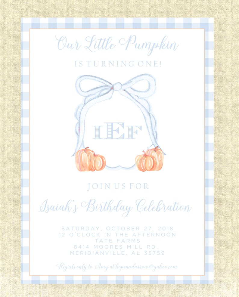 Op de afbeelding: Een uitnodiging voor een verjaardagsfeestje op een blauw-witte gingham-print. De uitnodiging luidt "Our Little Pumpkin is turning one!" en bevat het monogram van het kind "IEF" met een blauwe strik en pompoenen. De uitnodiging bevat details over de datum, tijd, locatie en contactgegevens van het feest.