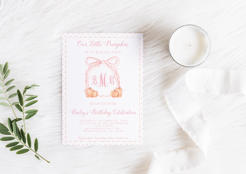 Op de afbeelding: Een roze en witte uitnodiging met een pompoenthema. De uitnodiging luidt "Our Little Pumpkin is turning one!" en bevat het monogram "BMC". De uitnodiging is voor een verjaardagsfeest op 27 oktober 2018, om 12 uur 's middags op Tate Farms, 8414 Moores Mill Rd, Meridianville, AL 35759.