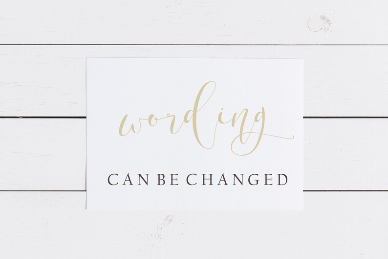 Op de afbeelding: Witte kaart met het woord "wording" geschreven in gouden cursief schrift. Onder het woord staat de tekst "CAN BE CHANGED" in zwart.