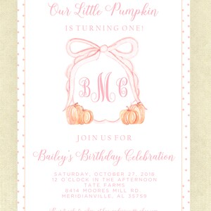 Op de afbeelding: Een roze en witte verjaardagsuitnodiging met een aquarel-illustratie van een strik en twee pompoenen. De uitnodiging zegt "Our Little Pumpkin is turning one!" en bevat de naam "Bailey" en de datum "October 27, 2018".