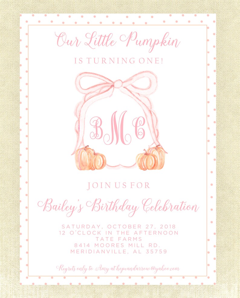 Op de afbeelding: Een roze en witte verjaardagsuitnodiging met een aquarel-illustratie van een strik en twee pompoenen. De uitnodiging zegt "Our Little Pumpkin is turning one!" en bevat de naam "Bailey" en de datum "October 27, 2018".