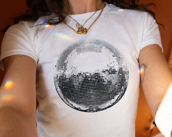 Disco Ball jaren '90 Baby Tee, Mirror Ball Tee, Dames uitgerust T-shirt, Unisex Shirt, Y2K Kleding, Trendy Top, Retro Shirt, Y2K jaren '90 Baby Tee