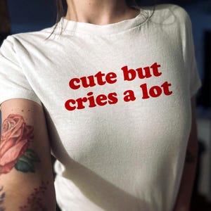 キュートだけどよく泣くベビーTシャツ、レディースフィットTシャツまたはユニセックスシャツ、美的Tシャツ、トレンドトップス、Y2K 90年代ベビーTシャツ、友人へのギフト